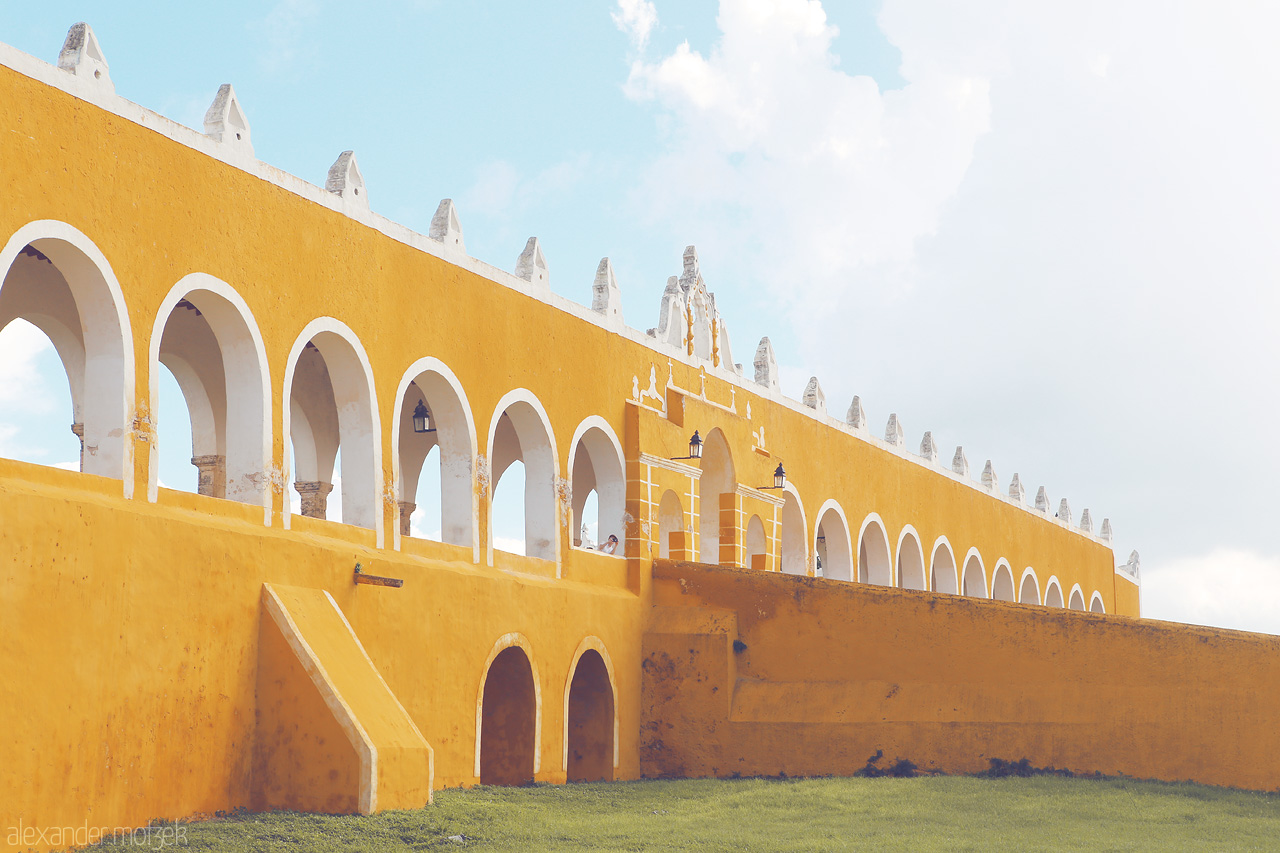 Amarillo Izamal Foto von Sun-kissed arches adorn Izamal's vibrant convent, a beacon of Yucatán's colonial heritage