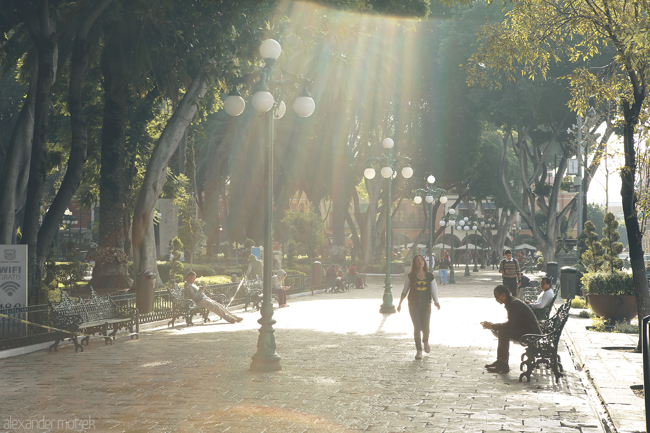 Luz Poblana Foto von Sunlight bathes a lively park in Puebla, Mexico, as locals enjoy a tranquil afternoon.