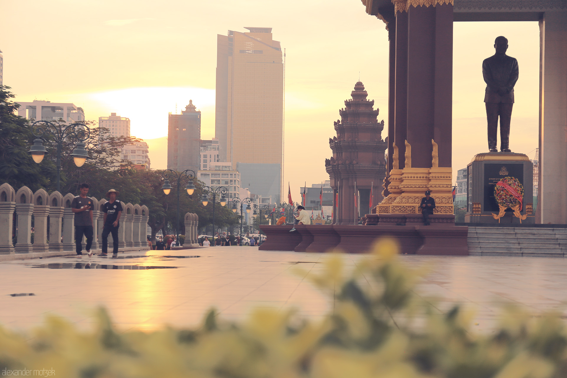 Foto von Sunset light bathes Phnom Penh’s skyline and Independence Monument, blending past and present in a golden Cambodian evening.