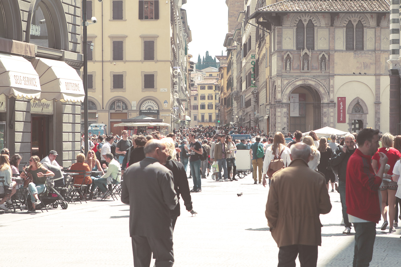 Foto von Bustling street life in Florence's historic heart, capturing the blend of past and present in Tuscany's vibrant cityscape.