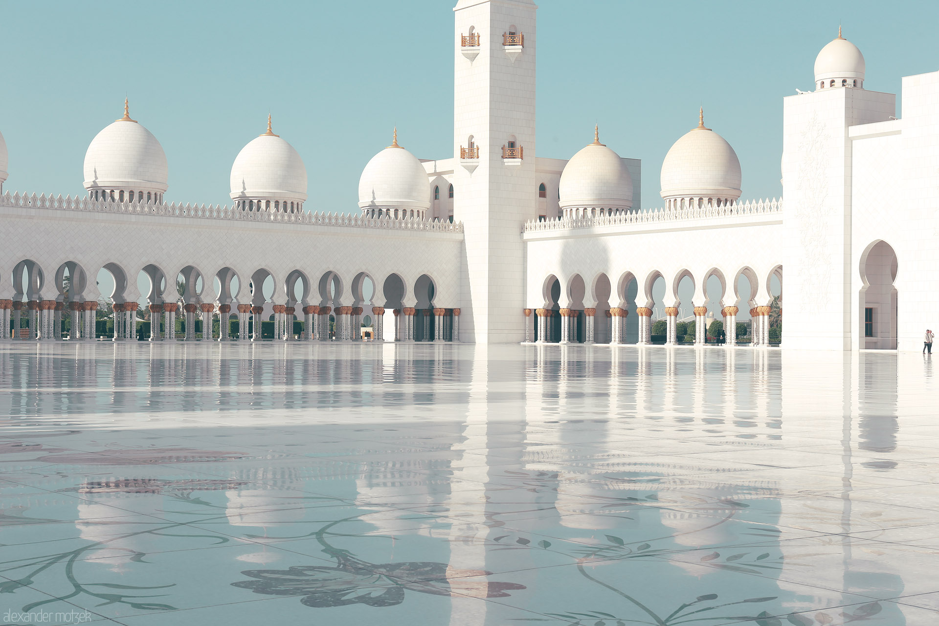 Foto von Sheikh Zayed Grand Mosque’s domes shimmer at dawn, mirrored on marbled courtyards in Al Rawdah, Abu Dhabi, UAE.