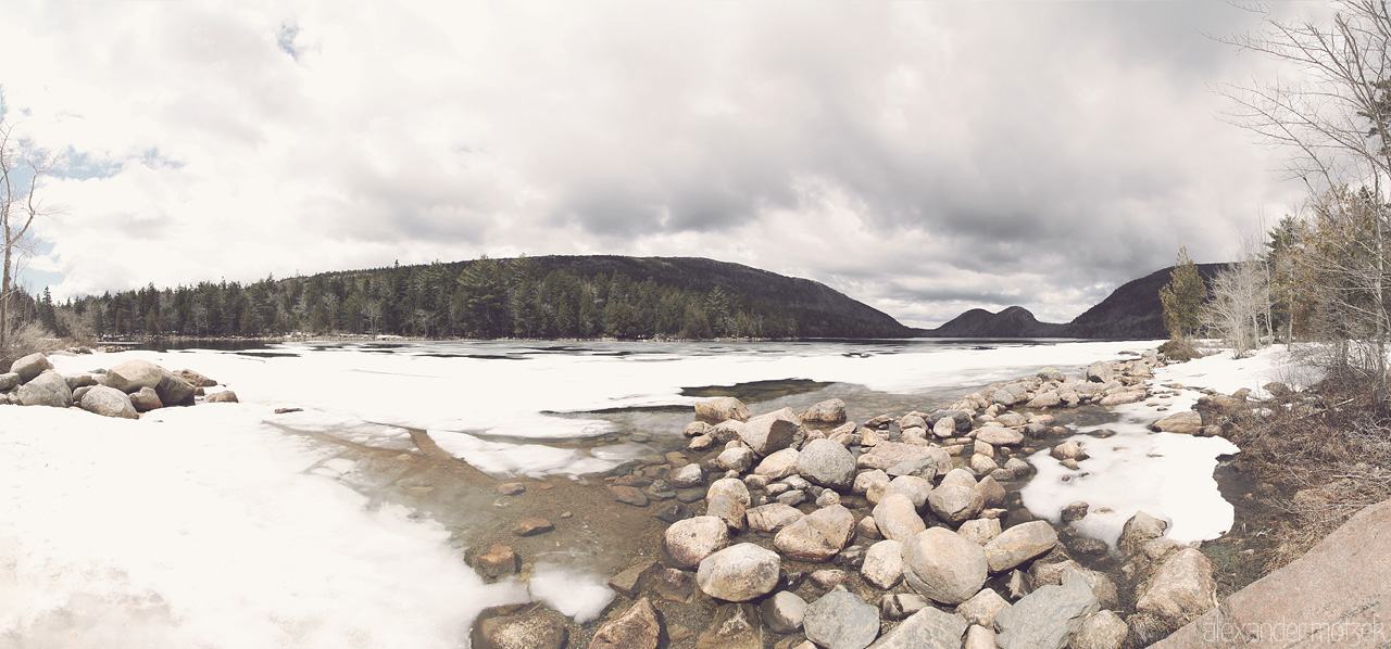 Foto von Gefrorener See mit Schnee im Acada Nationalpark