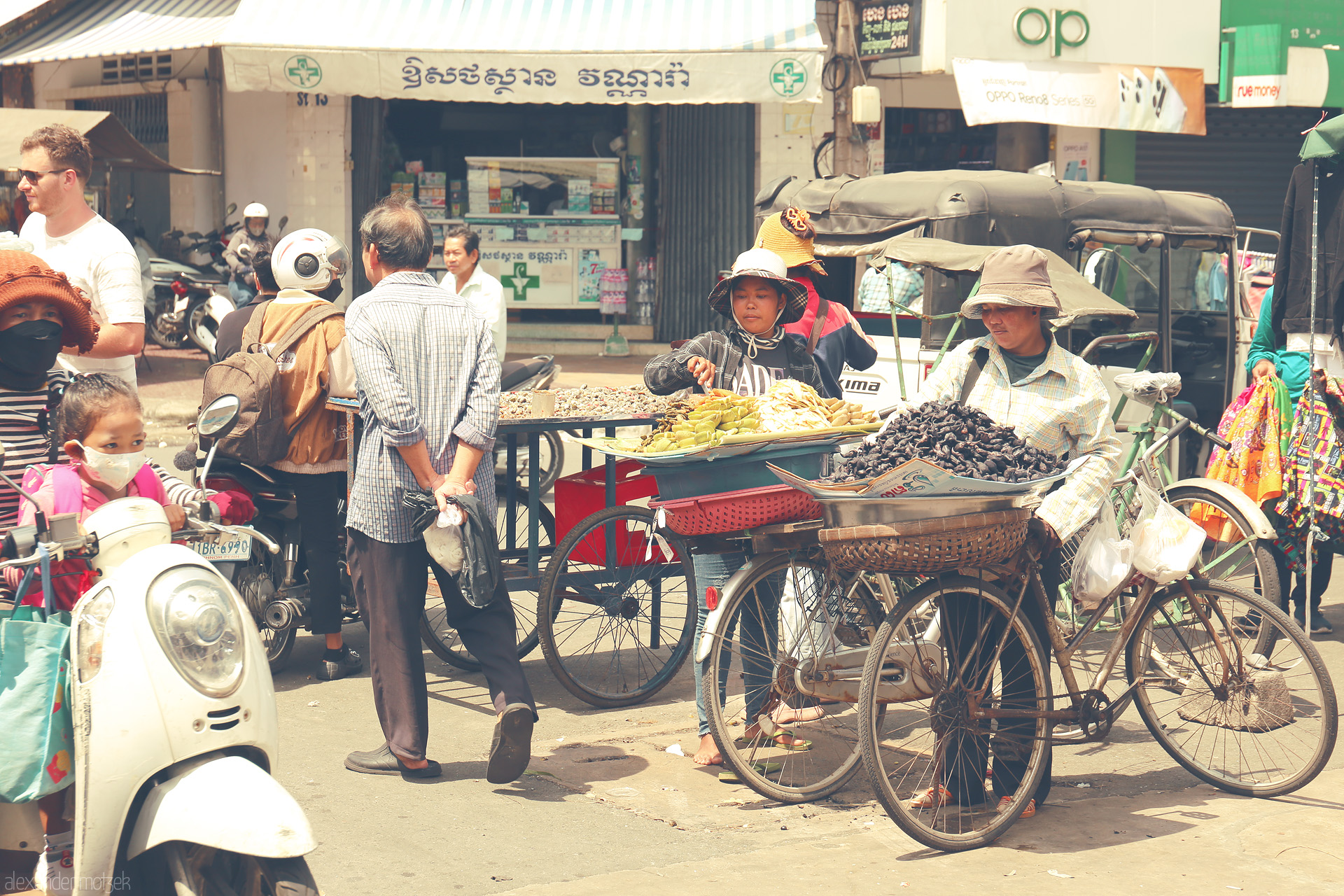 Foto von Vendors bustle with vibrant street food carts, tuk-tuks, and markets in lively Phnom Penh, Cambodia.