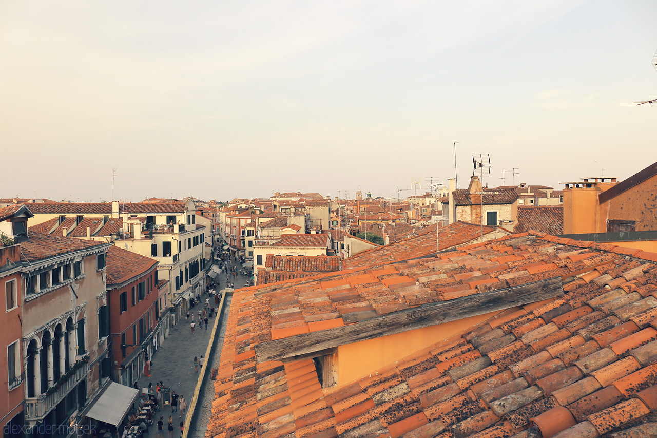 Foto von A golden hour view over terracotta roofs of Venice, capturing the essence of this serene, historic city.