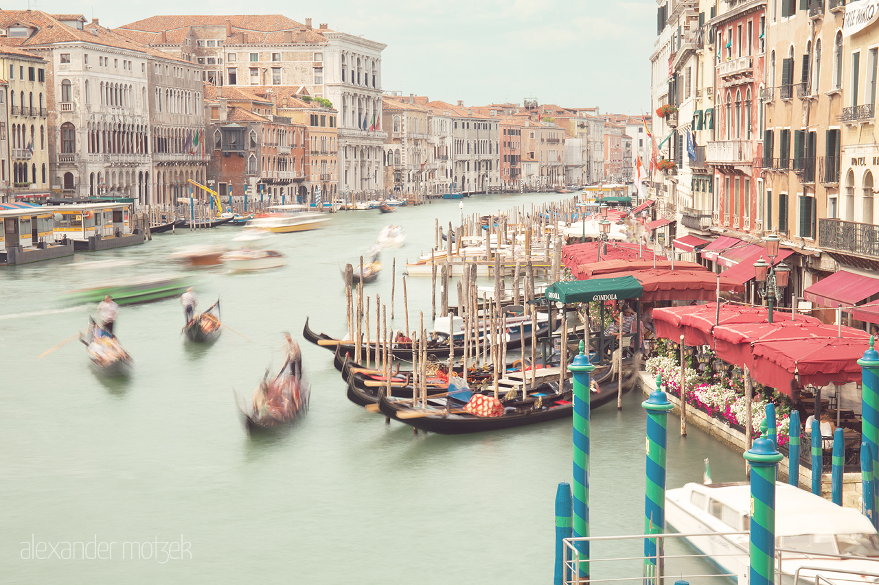 Foto von Ethereal gondolas glide on the Grand Canal, embraced by historic facades under Venice's soft skies.