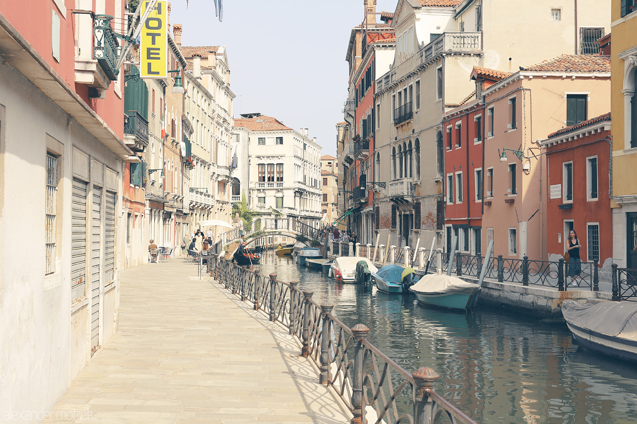 Foto von Quaint Venetian canal lined with pastel facades under a serene sky, a glimpse into the serene beauty of Venice.