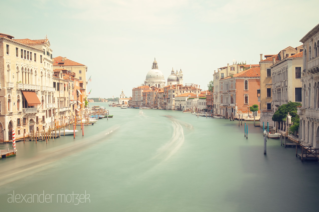 Foto von Serene view of Venice's Grand Canal with historic architecture and a soft, dreamy atmosphere.