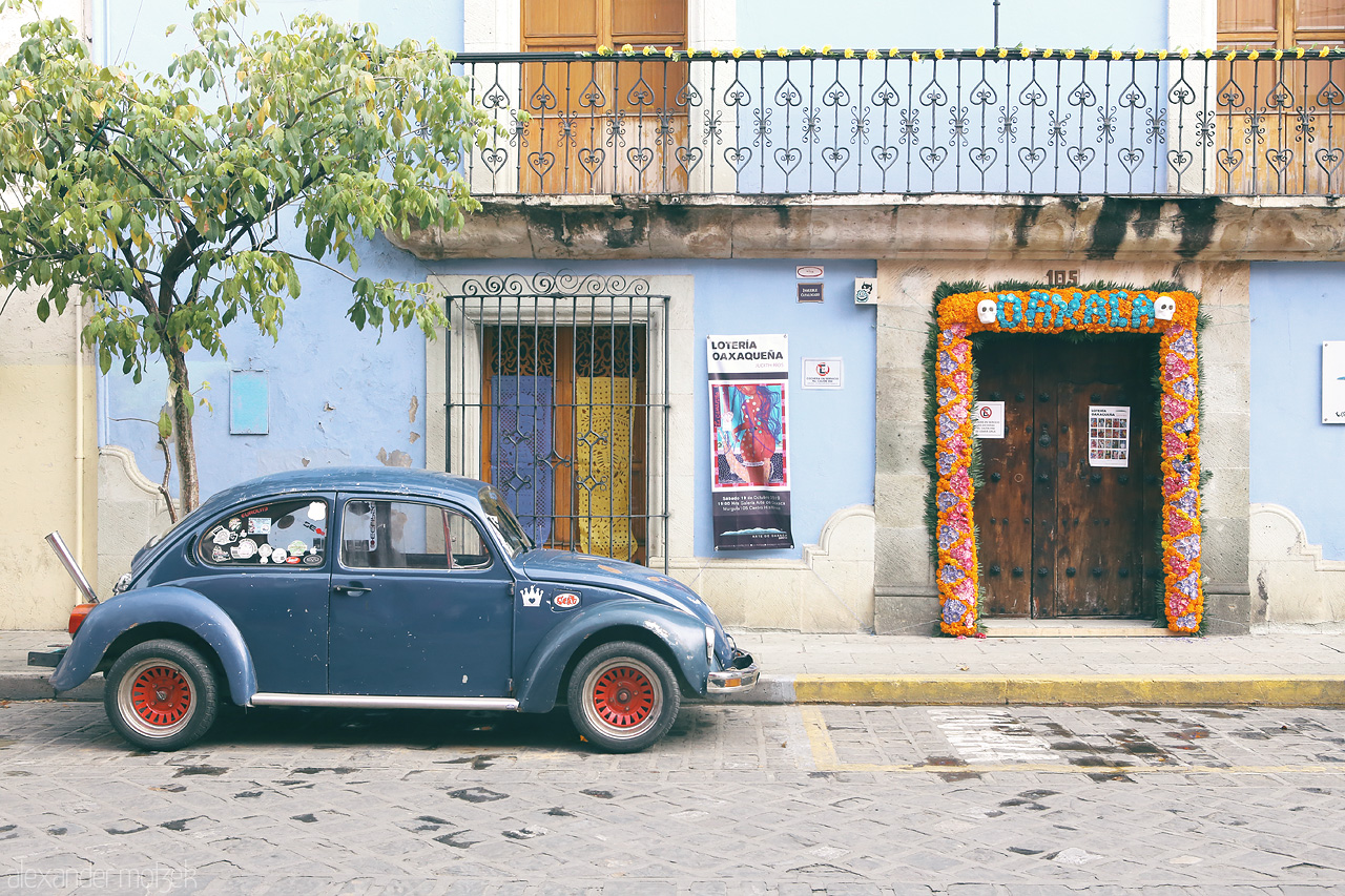 Beetle en Oaxaca Foto von Vibrant Puebla street scene with a classic volkswagen beetle and adorned doorway, capturing the essence of Mexico.
