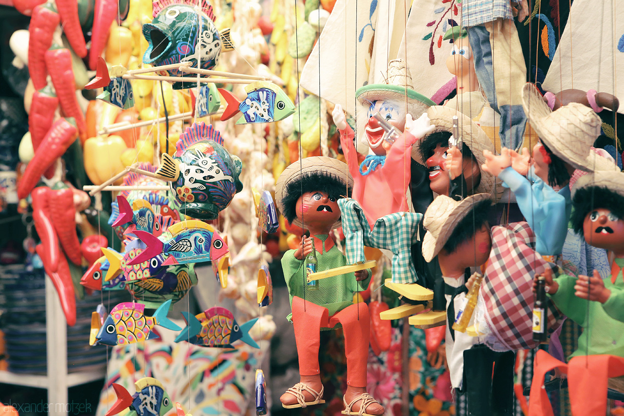 Colores de Títeres Foto von Vibrant folk art puppets and alebrijes dangle in a lively market of Mexico City.