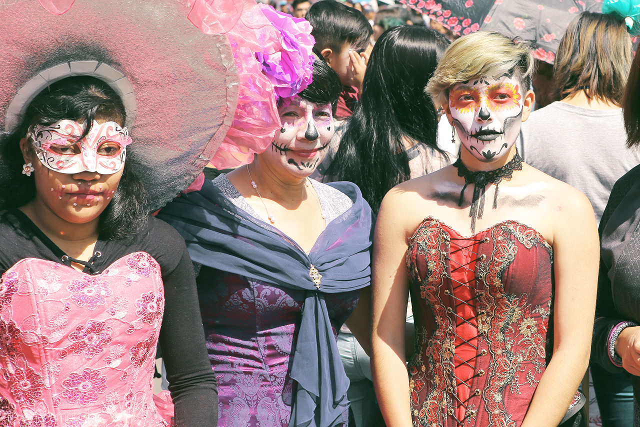 Zócalo Espectros Foto von Vibrant participants in skeleton makeup at a cultural festival in Mexico City's bustling Zócalo.
