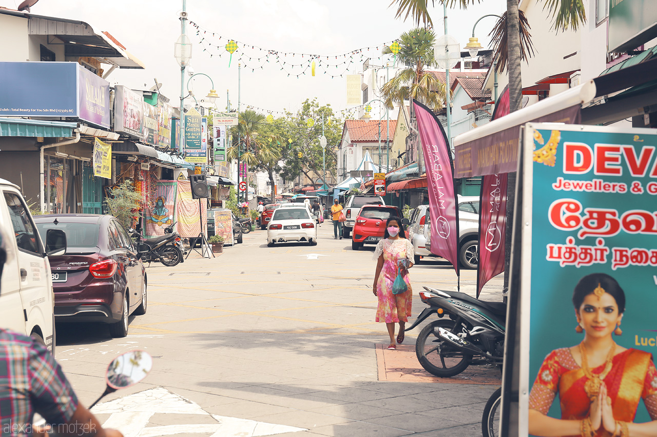 Foto von Vibrant streets of Penang, Malaysia, alive with colorful shops and local charm—where heritage and modernity converge.