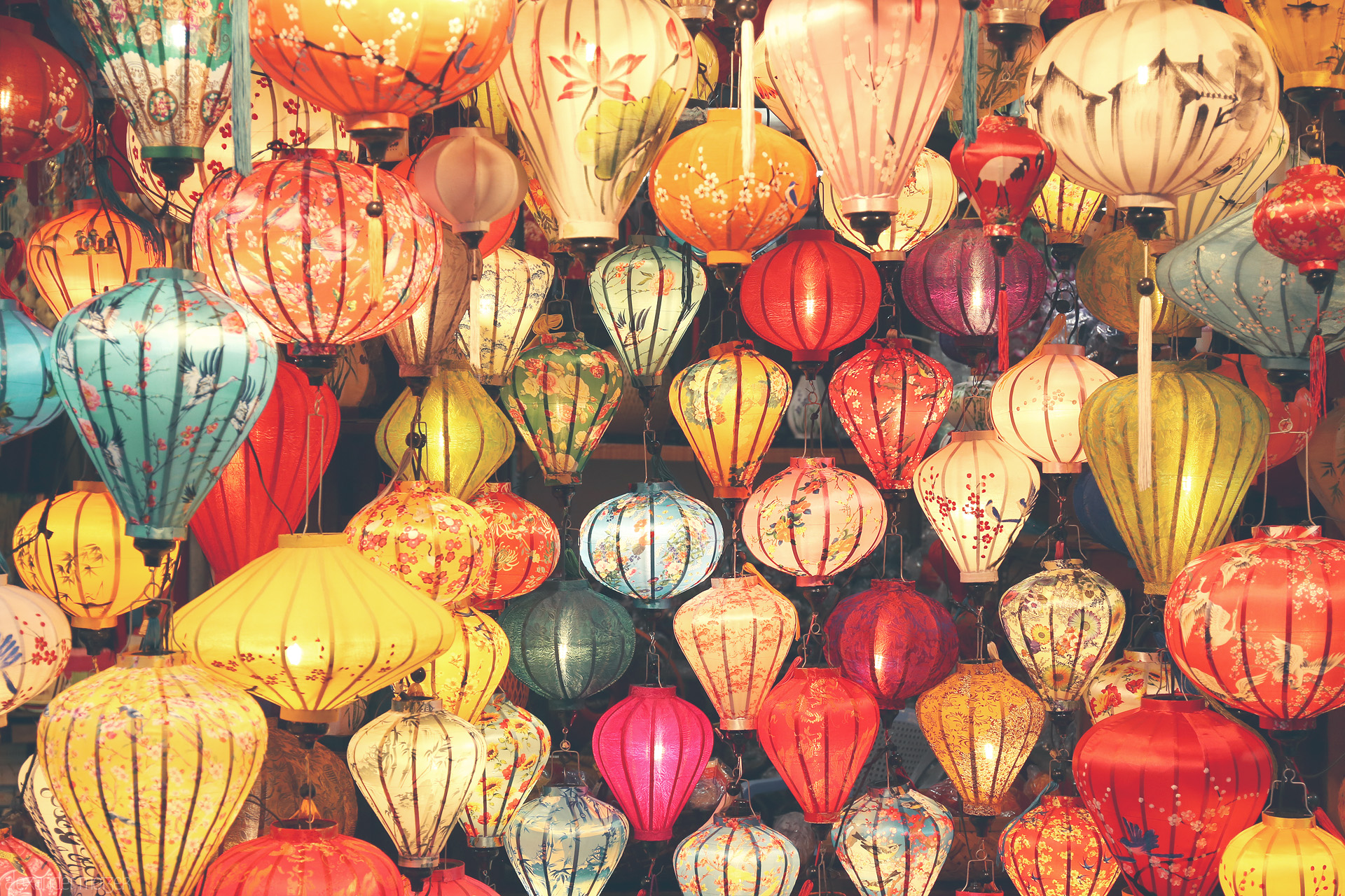 Luminous Hoi An Dreams Foto von Hoi An's famed lanterns in a glowing kaleidoscope, illuminating Vietnamese heritage in color and light.