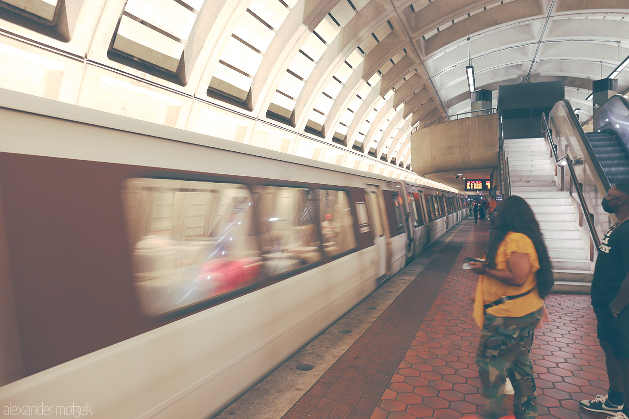 Foto von A metro train rushes through a bustling Washington D.C. station, capturing the city's dynamic energy.