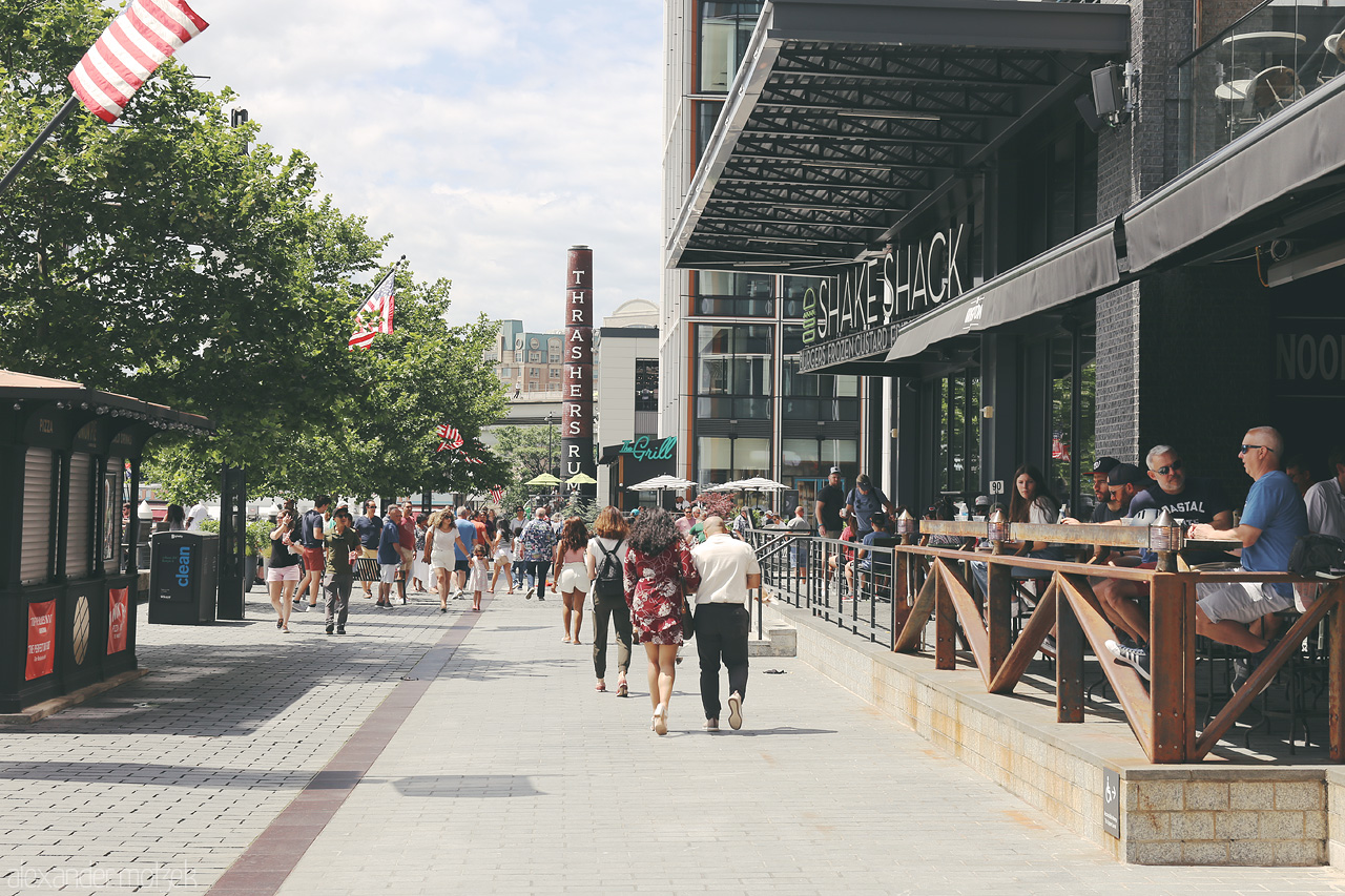 Foto von Amidst Washington's urban energy, people wander by modern eateries and iconic sights, breathing in the district's vibrant street scene.