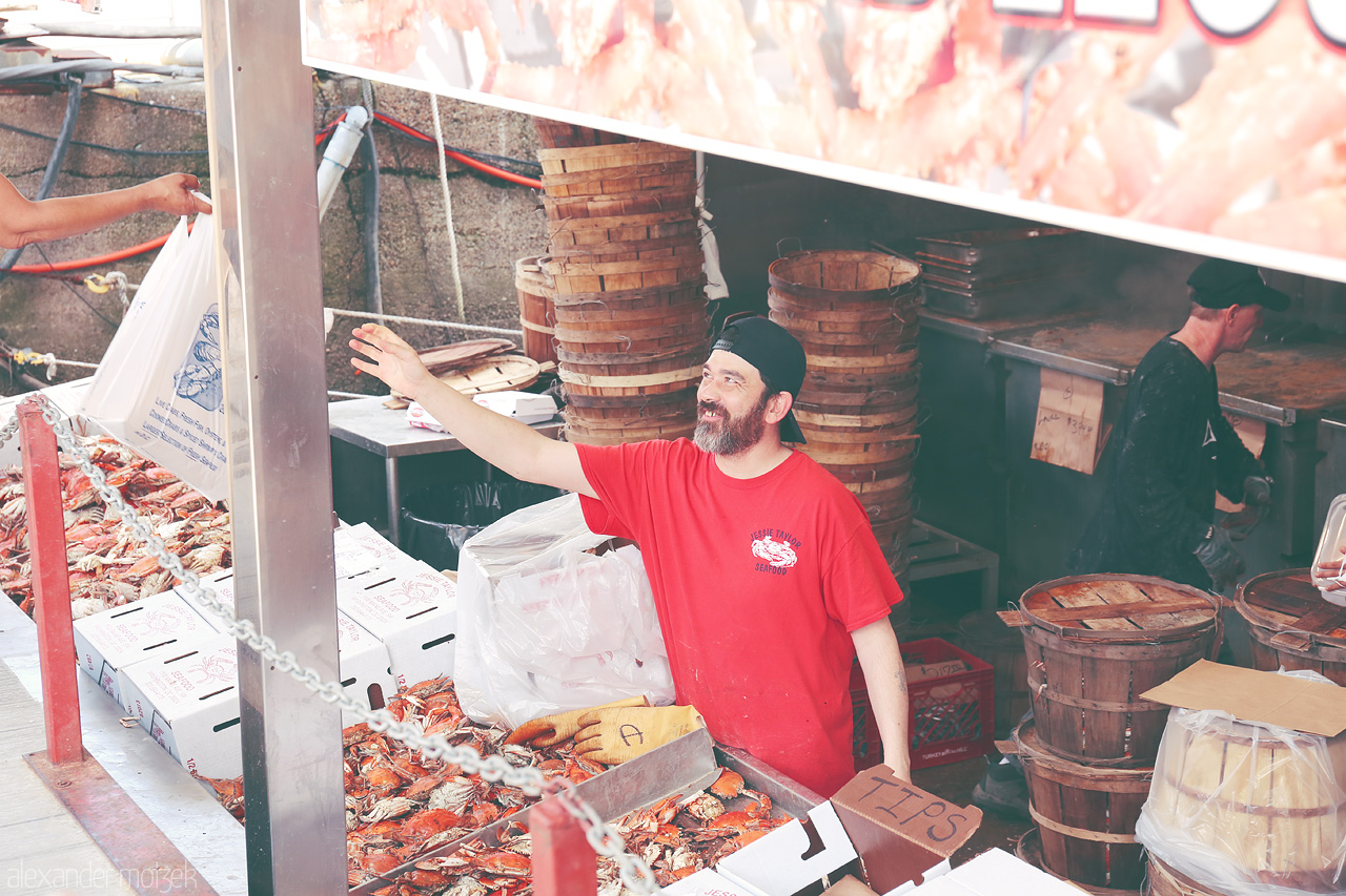 Foto von Bustling seafood market in Washington DC, showcasing vibrant crabs and local vendors in action.