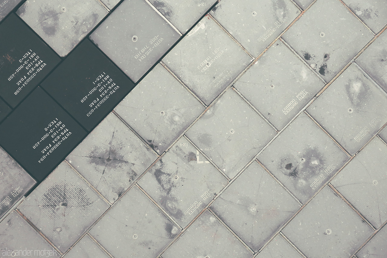 Foto von Close-up of the space shuttle tiles at the Air and Space Museum, Washington D.C., showcasing intricate patterns and textures.