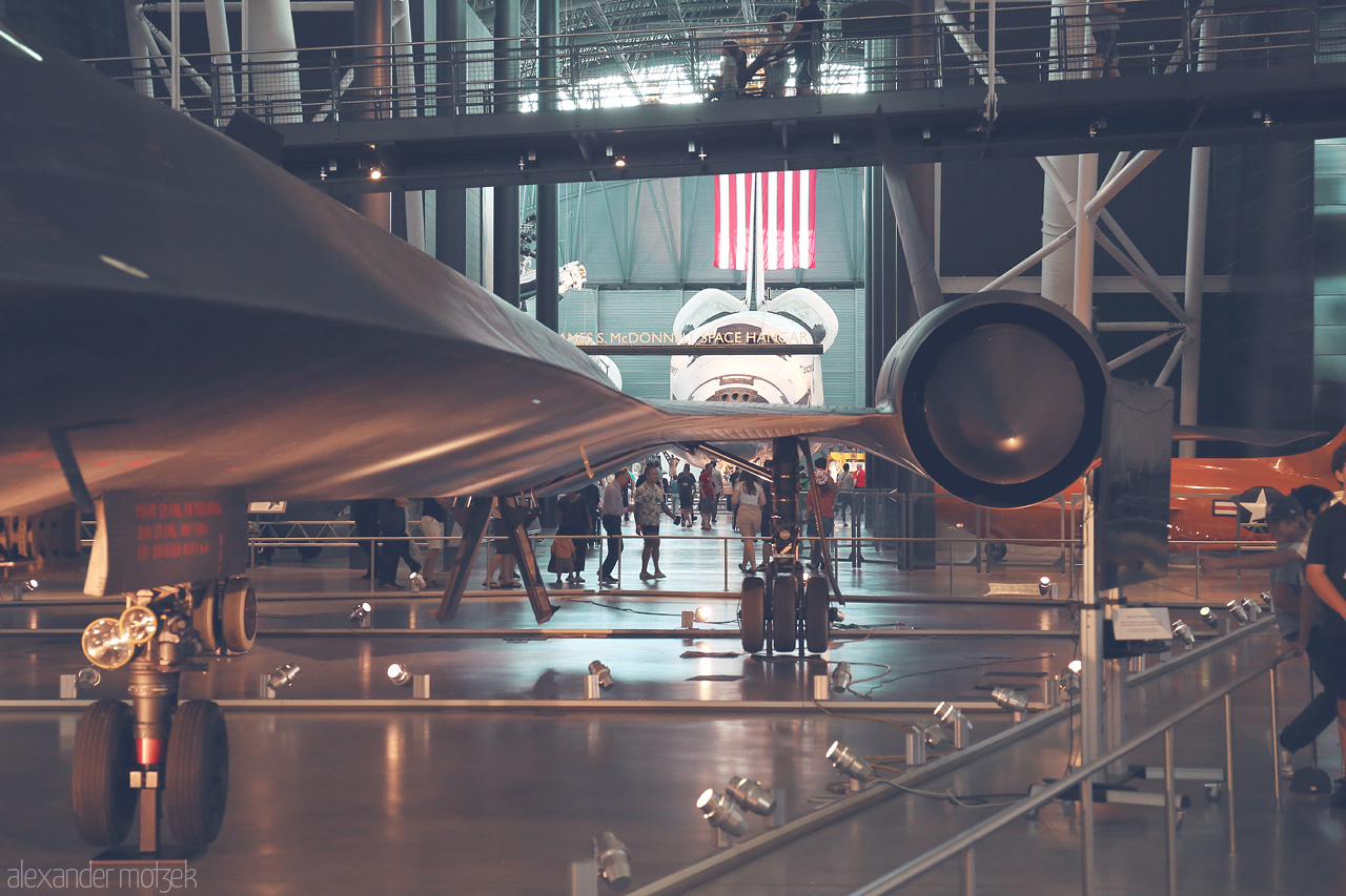 Foto von Discovering aviation marvels at the Steven F. Udvar-Hazy Center with the iconic SR-71 Blackbird and Space Shuttle in view.