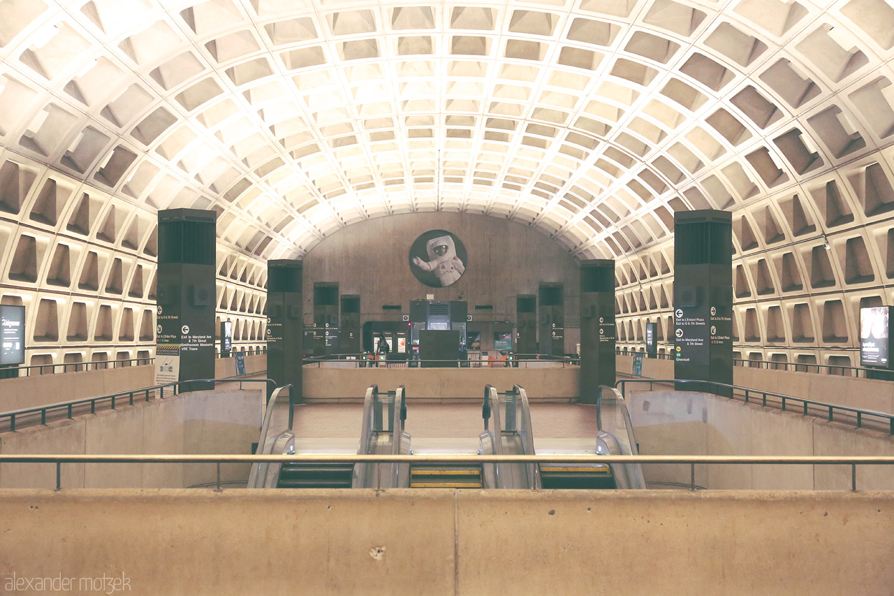 Foto von Explore the geometric beauty of Washington D.C.'s Metro station, where concrete curves meet urban rhythm.