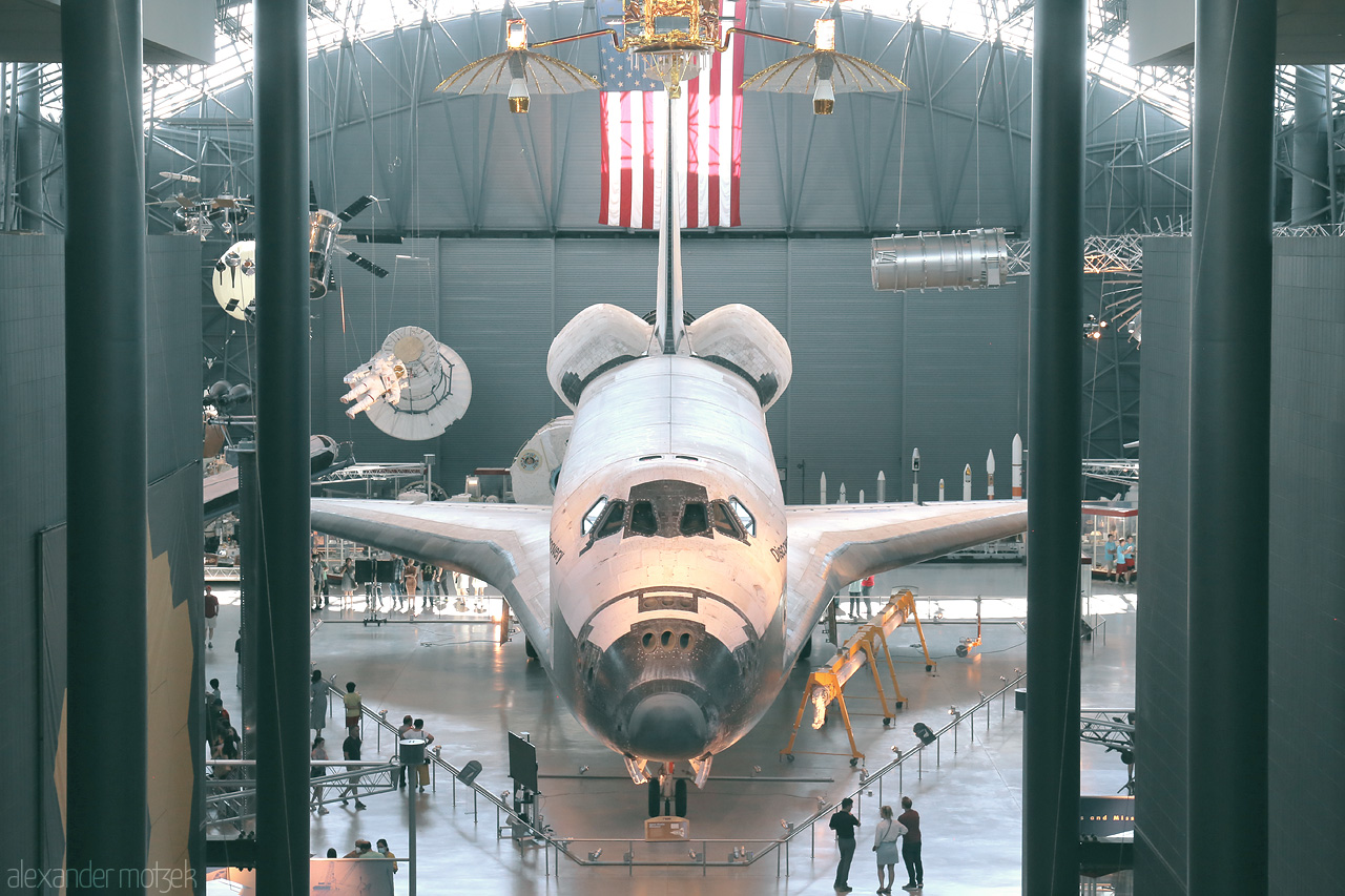 Foto von Marvel at a retired space shuttle at the National Air and Space Museum in Washington, D.C., a tribute to human exploration.