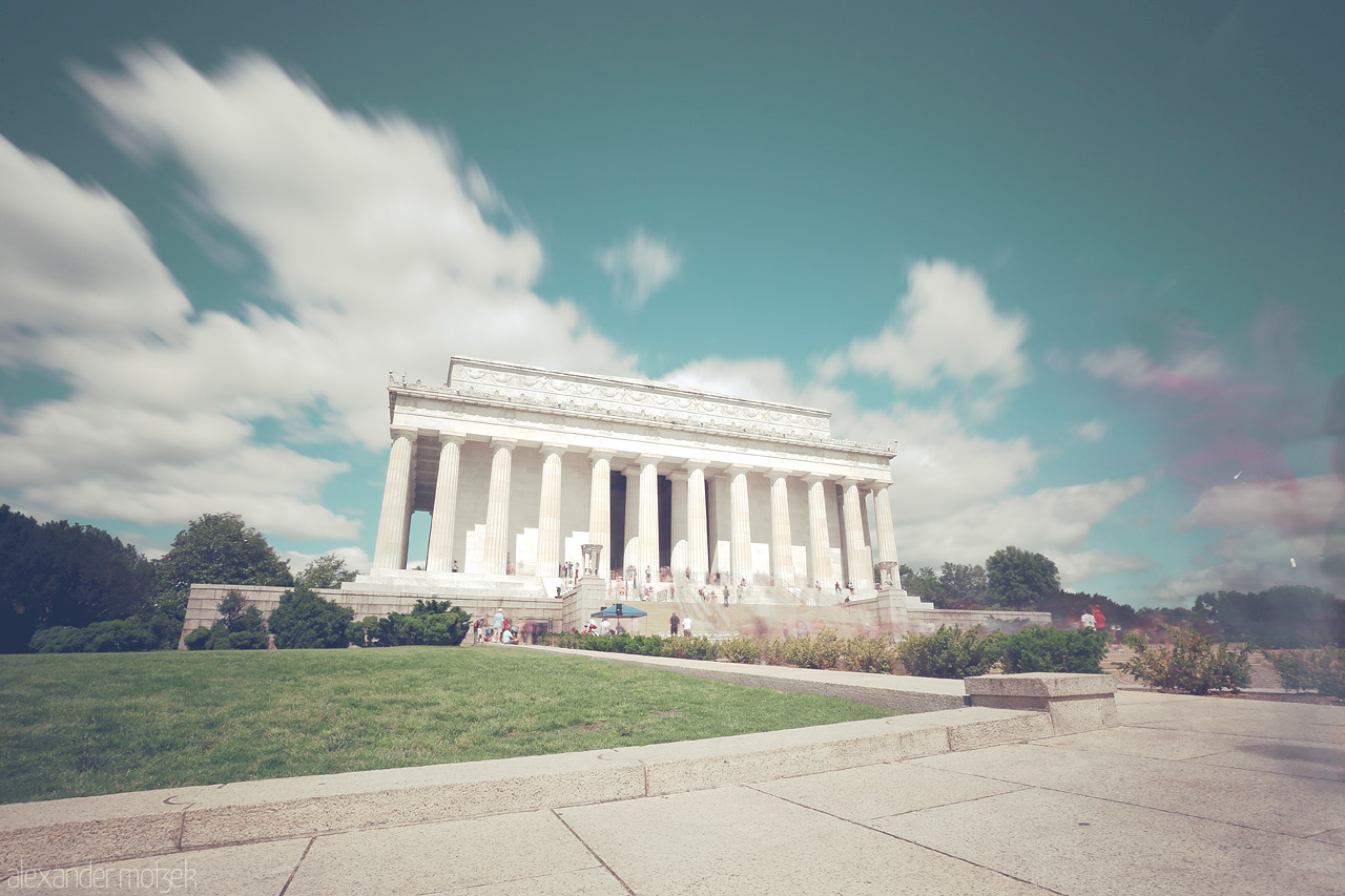 Foto von The Lincoln Memorial stands majestically under a vibrant sky in Washington, D.C., capturing history and tranquility.