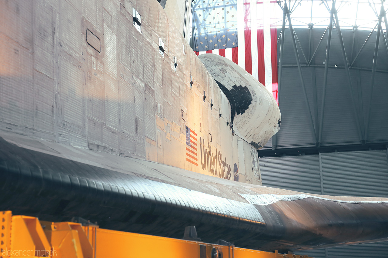 Foto von The iconic space shuttle at Steven F. Udvar-Hazy Center, with its wings stretching beneath the vast atrium.