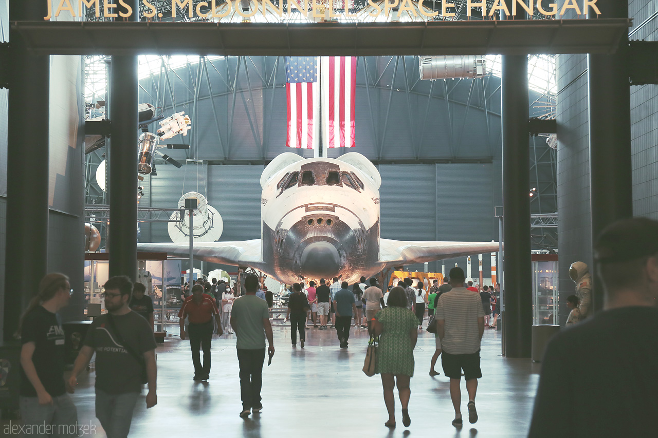 Foto von Visitors explore space history at the Udvar-Hazy Center, with a retired space shuttle as centerpiece in Washington, D.C.